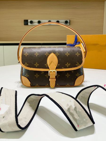 baguette bag classic presbytery alphabet strap crossbody bag luxury women bag single shoulder handbag underarm bag leather casual clamshell
baguette bag classic presbytery alphabet strap crossbody bag luxury women bag single shoulder handbag underarm bag leather casual clamshell