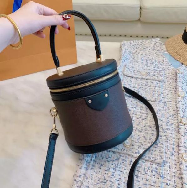 2023 women luxury designer shoulder bags mini handbags barrelshaped crossbody wallet messenger bag two colors
2023 women luxury designer shoulder bags mini handbags barrelshaped crossbody wallet messenger bag two colors