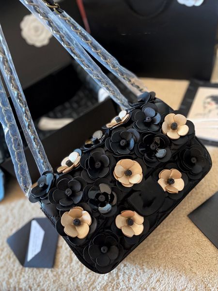fall/winter 2022 womens camellia double flap designer bag flower quilted wallet hardware chain shoulder crossbody sac multi pocket french ha
fall/winter 2022 womens camellia double flap designer bag flower quilted wallet hardware chain shoulder crossbody sac multi pocket french ha