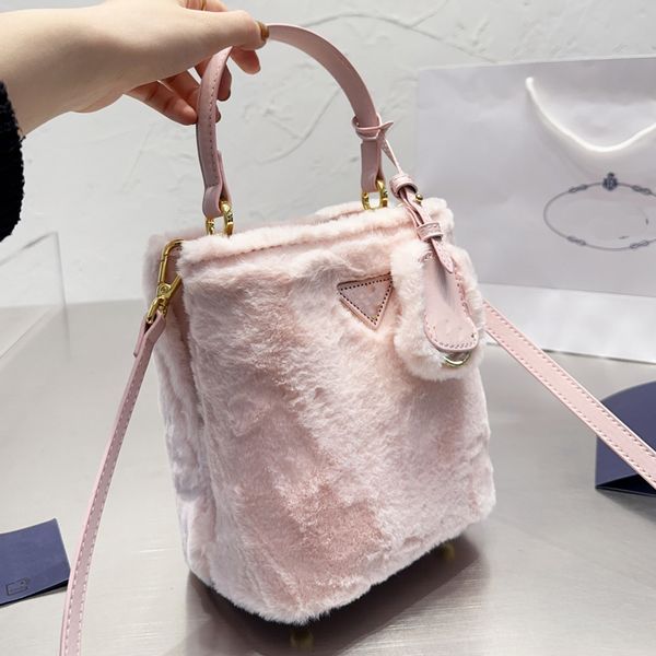 fur bucket luxury brand designer designer bag sherpa handbag purse fuzzy crossbody bags sign detachable adjustable leather strap removable n
fur bucket luxury brand designer designer bag sherpa handbag purse fuzzy crossbody bags sign detachable adjustable leather strap removable n