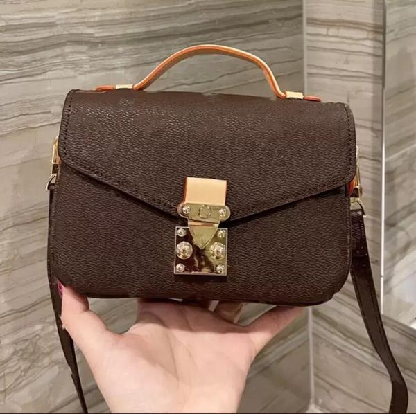1-12022 luxurys designers messenger bag women totes fashion vintage printing shoulder bags classic crossbody bag
1-12022 luxurys designers messenger bag women totes fashion vintage printing shoulder bags classic crossbody bag