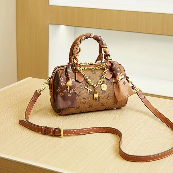european and american fashion designers of style restoring ancient ways of leisure pillow pack his boss's handbag
european and american fashion designers of style restoring ancient ways of leisure pillow pack his boss's handbag