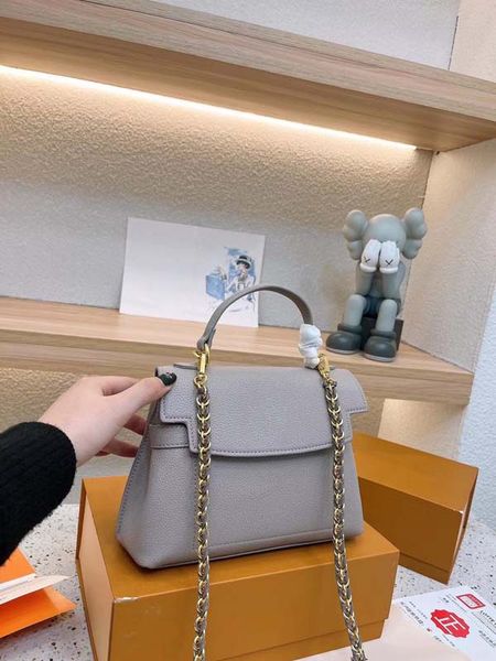 bamboo handbag totes designer swimming trunks new fashion mini handbag is made of grain leather soaked in fashionable new colors
bamboo handbag totes designer swimming trunks new fashion mini handbag is made of grain leather soaked in fashionable new colors