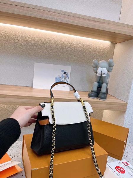 card holder designer mini totes pochette new fashion handbag is made of grain cowhide leather with fashionable new color and micro-fiber lin
card holder designer mini totes pochette new fashion handbag is made of grain cowhide leather with fashionable new color and micro-fiber lin