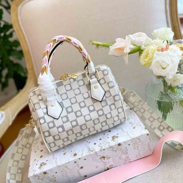 bags totes handbag designer bag women classic imitation brand white plaid logo scarf splicing woven shoulder bag simple commuter dinner wall
bags totes handbag designer bag women classic imitation brand white plaid logo scarf splicing woven shoulder bag simple commuter dinner wall