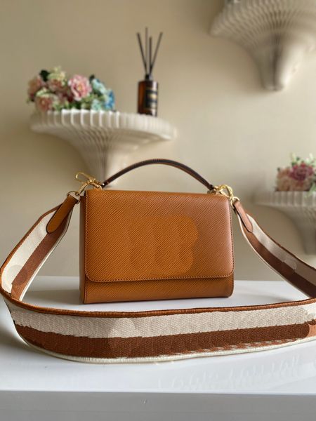 2023 designer luxury handbag single shoulder bags, medium size, detachable leather handle, realizing the switching of hand, crossbody and el
2023 designer luxury handbag single shoulder bags, medium size, detachable leather handle, realizing the switching of hand, crossbody and el