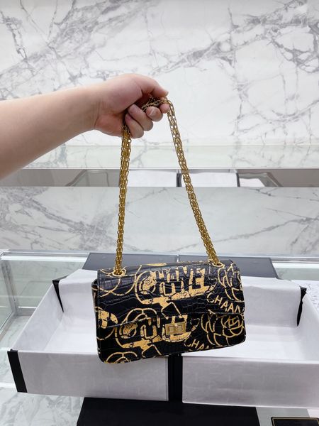 classic c women designer shoulder bag cf luxury handbag crossbody purse chain bag clamshell design metal locking buckle
classic c women designer shoulder bag cf luxury handbag crossbody purse chain bag clamshell design metal locking buckle