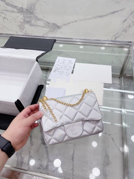 2023 luxury handbag c bag spring new women shoulder bag designer bag crossbody bag metal chain fashion white clamshell purse
2023 luxury handbag c bag spring new women shoulder bag designer bag crossbody bag metal chain fashion white clamshell purse