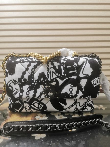winter 2023 new one shoulder bag fashion designer bag purse handbag crossbody bag graffiti design clamshell purse leisure shopping 5a canvas
winter 2023 new one shoulder bag fashion designer bag purse handbag crossbody bag graffiti design clamshell purse leisure shopping 5a canvas