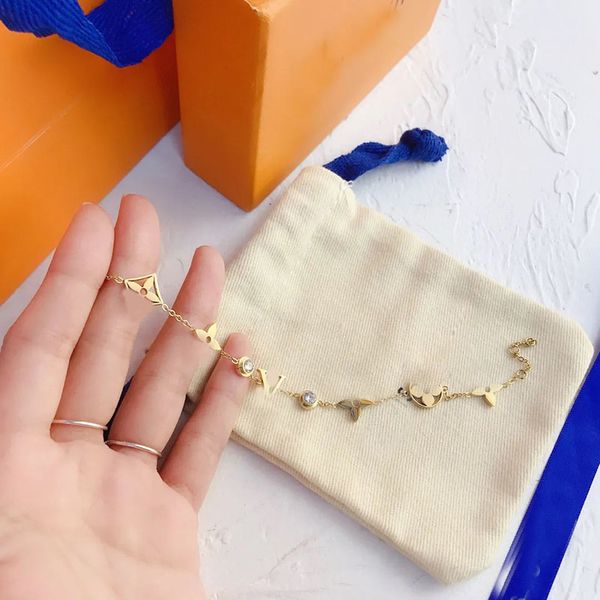 Charms Bracelets Clovers Bangles Chain Jewelries for Womens Luxury Designer Letter Flower 18K Gold-plated Love Wedding Diamond Cuff Jewelry Stainless Steel
Charms Bracelets Clovers Bangles Chain Jewelries for Womens Luxury Designer Letter Flower 18K Gold-plated Love Wedding Diamond Cuff Jewelry Stainless Steel