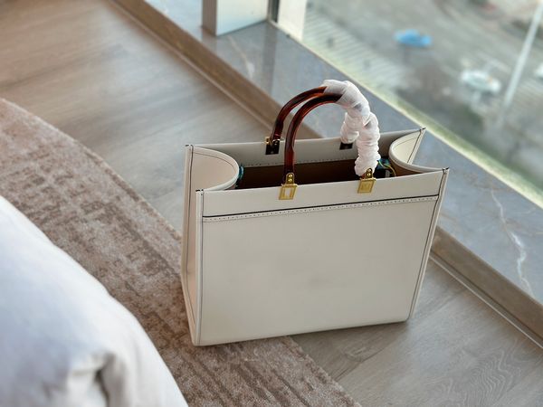 the tote bag large capacity shopping bag fashion one shoulder bag luxury designer tote classic tote crossbody bag purse casual
the tote bag large capacity shopping bag fashion one shoulder bag luxury designer tote classic tote crossbody bag purse casual