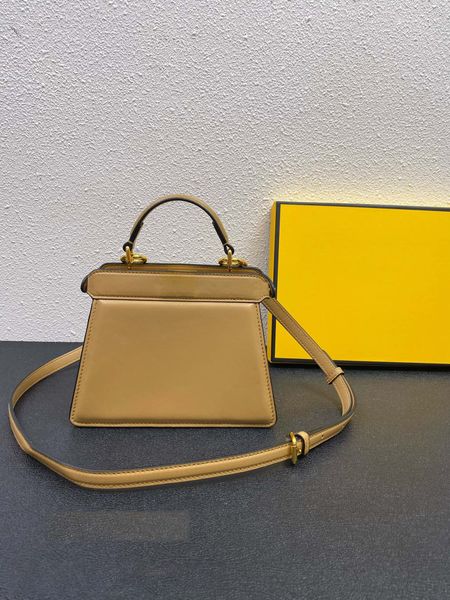 leather fashion shoulder bag large capacity tote bag luxury bag crossbody bag designer handbag female classic metal locking buckle spring 20
leather fashion shoulder bag large capacity tote bag luxury bag crossbody bag designer handbag female classic metal locking buckle spring 20