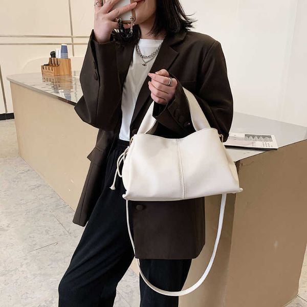 shoulder bags women messenger soft leather female sac a main travel vintage tote ladies crossbody for girls bolsas 230116
shoulder bags women messenger soft leather female sac a main travel vintage tote ladies crossbody for girls bolsas 230116