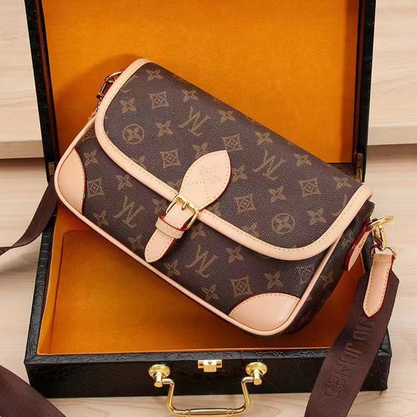 the new trend of the alar bales aging baguette wide shoulder strap worn messenger bag
the new trend of the alar bales aging baguette wide shoulder strap worn messenger bag