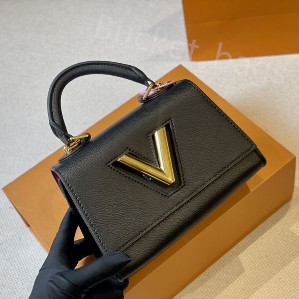 designer totes twist one handle shoulder bags luxury crossbody messenger bag leather strap handbags with box 20 x 13 cm
designer totes twist one handle shoulder bags luxury crossbody messenger bag leather strap handbags with box 20 x 13 cm
