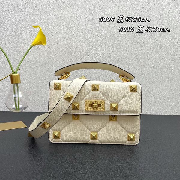 2023 designer handbag shoulder chain bag clutch flap totes bags wallet check velour thread purse double letters solid hasp waist square stri
2023 designer handbag shoulder chain bag clutch flap totes bags wallet check velour thread purse double letters solid hasp waist square stri