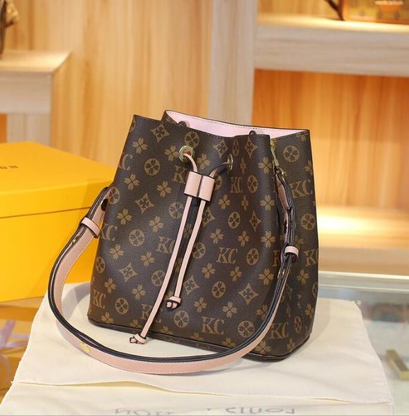 luxury designer marc the leather drawstring bag famous womens mens handbag high capacity tote handle bucket purses crossbody shoulder bucket
luxury designer marc the leather drawstring bag famous womens mens handbag high capacity tote handle bucket purses crossbody shoulder bucket