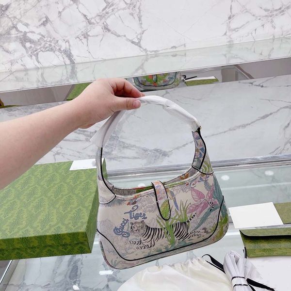 woman bag animal tiger pattern with scenery luxurys designers bags women handbag crossbody bag shoulder lady simple versatile metal letter l
woman bag animal tiger pattern with scenery luxurys designers bags women handbag crossbody bag shoulder lady simple versatile metal letter l