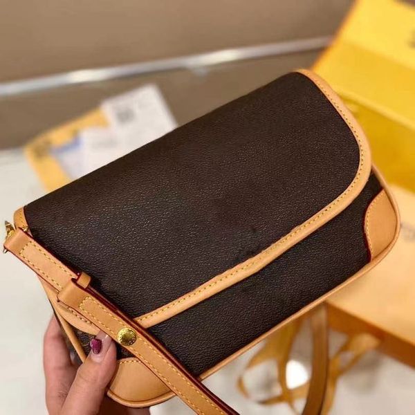 vintage cowhide buci crossbody women designer bag gold miel water ripple m59459 epi flat smooth leather corners designers womens handbags pu
vintage cowhide buci crossbody women designer bag gold miel water ripple m59459 epi flat smooth leather corners designers womens handbags pu