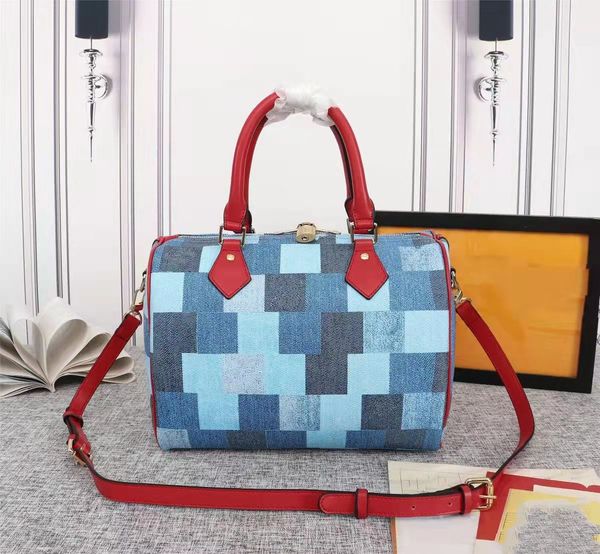 new famous designer women's bag, single shoulder, portable diagonal portable travel bag 45041
new famous designer women's bag, single shoulder, portable diagonal portable travel bag 45041