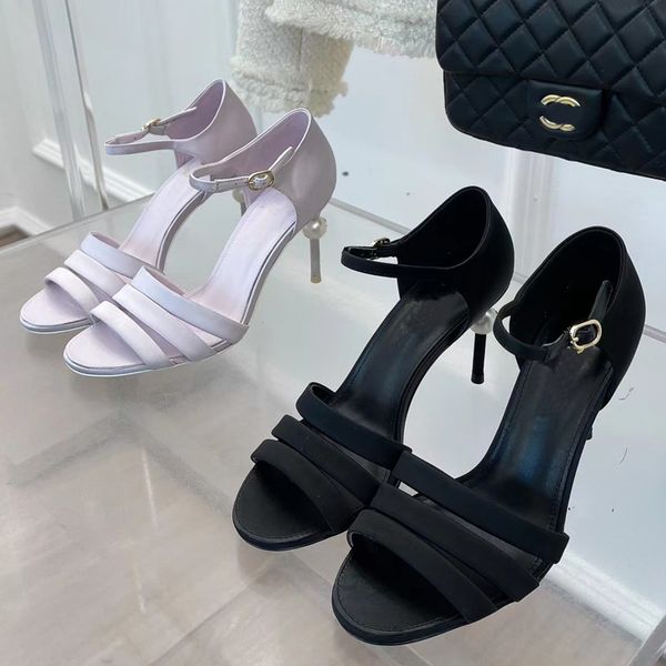 2023 designer womens luxury pearl sandals satin material elegant temperament black white one word buckle shoes ladys back heel high heels sa
2023 designer womens luxury pearl sandals satin material elegant temperament black white one word buckle shoes ladys back heel high heels sa