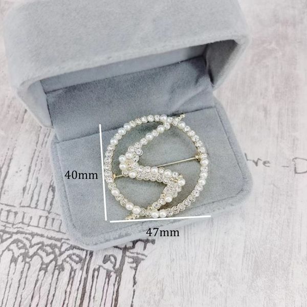 lapel pins luxury women designer brooch brand letter brooches 18k gold plated inlay crystal rhinestone jewelry broche charm men pearl pins b, Gray 
lapel pins luxury women designer brooch brand letter brooches 18k gold plated inlay crystal rhinestone jewelry broche charm men pearl pins b, Gray