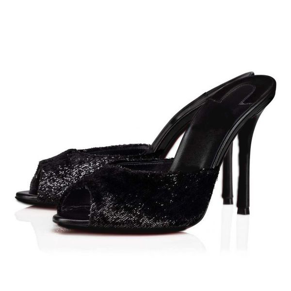 this sandal is made of black taurine velvet with a 100 mm stiletto heel with open toe
this sandal is made of black taurine velvet with a 100 mm stiletto heel with open toe