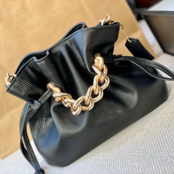 bags totes handbag designer bag comen classic imitation brand stitching black leather letter drawcord shoulder bag versatile commuter chain
bags totes handbag designer bag comen classic imitation brand stitching black leather letter drawcord shoulder bag versatile commuter chain