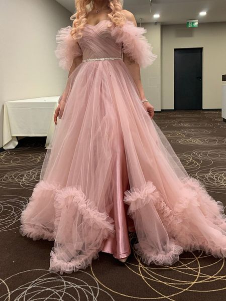 blush evening dress pink prom gowns off the shoulder lace-up back sweep train runway gowns, Black;red
blush evening dress pink prom gowns off the shoulder lace-up back sweep train runway gowns, Black;red