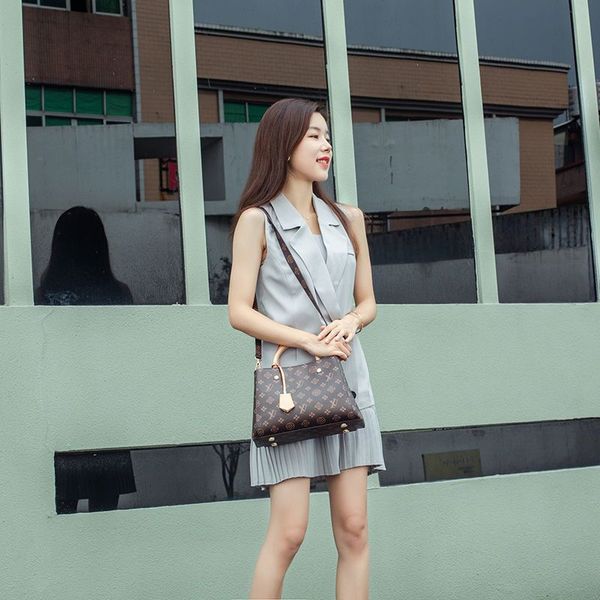 2023 shoulder bags designer luxury satchel messenger leather strim handles with shoulder strap crossbody bag
2023 shoulder bags designer luxury satchel messenger leather strim handles with shoulder strap crossbody bag