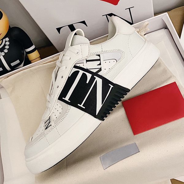 2023 luxury mens casual shoes calfskin banded 7n designer sneaker white black grey blue with dust bag fashion leather low men women sneakers
2023 luxury mens casual shoes calfskin banded 7n designer sneaker white black grey blue with dust bag fashion leather low men women sneakers