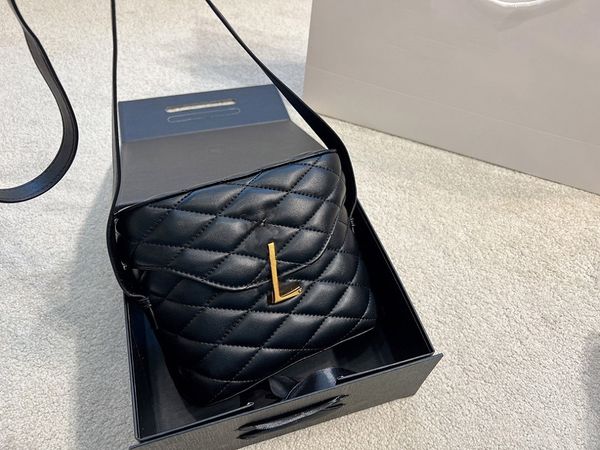 designer lady cross-body bag luxury leather shoulder chain handbag cover classic fashion with box size 18-15cm
designer lady cross-body bag luxury leather shoulder chain handbag cover classic fashion with box size 18-15cm