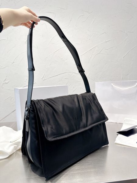 casual crossbody bag double-sided messenger bag fashion designer women bag brand single shoulder bag black handbag clamshell design nylon qu
casual crossbody bag double-sided messenger bag fashion designer women bag brand single shoulder bag black handbag clamshell design nylon qu