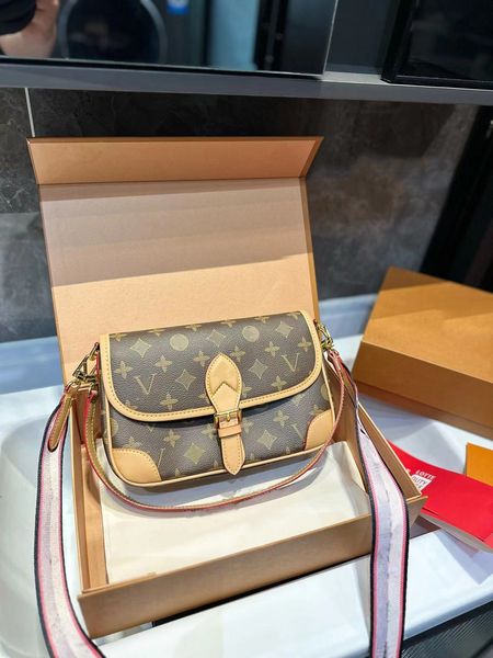 designer bags shoulder bag totes speedy20 luxury old flower diane baguette handbag large-capacity canvas strap embossed letters colorful 202
designer bags shoulder bag totes speedy20 luxury old flower diane baguette handbag large-capacity canvas strap embossed letters colorful 202