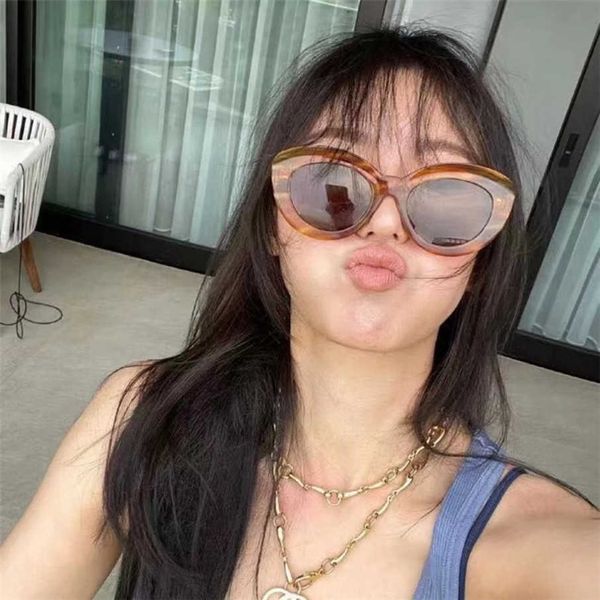 2023 new luxury designer luo yijia's new fashion thick frame cat's eye mooncake sunglasses star sunglasses lw40051f, White;black
2023 new luxury designer luo yijia's new fashion thick frame cat's eye mooncake sunglasses star sunglasses lw40051f, White;black