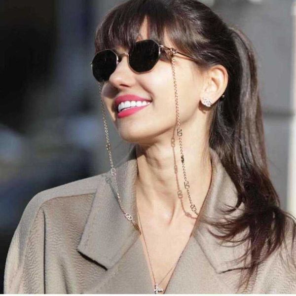 2023 new luxury designer 22-year new warren va2040 style round frame metal versatile ins-style women's chain sunglasses, White;black
2023 new luxury designer 22-year new warren va2040 style round frame metal versatile ins-style women's chain sunglasses, White;black