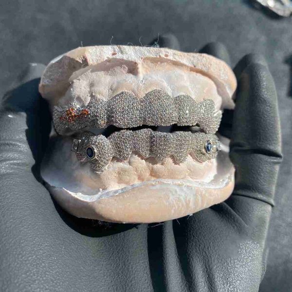 Custom Diy Teeth Gillz Set Hip Hop Bling Mouth Jewelry Vvs Moissanite Iced Out Teeth Grillz
Custom Diy Teeth Gillz Set Hip Hop Bling Mouth Jewelry Vvs Moissanite Iced Out Teeth Grillz