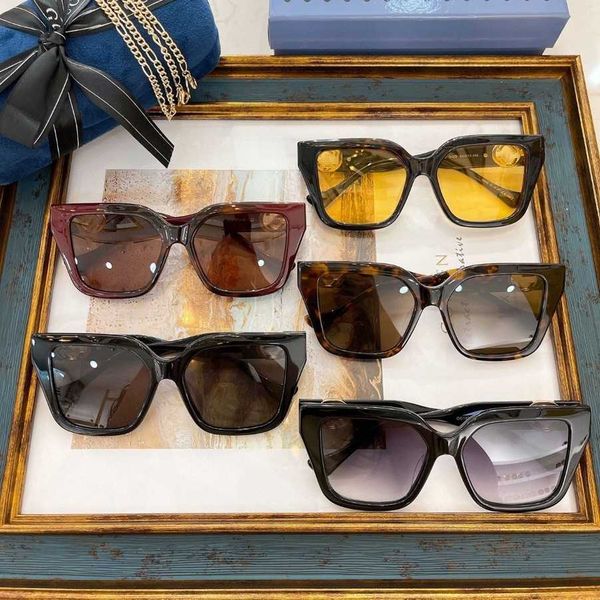 2023 luxury designer new g chain home women tiktok net red same style board box sunglasses trend, White;black
2023 luxury designer new g chain home women tiktok net red same style board box sunglasses trend, White;black