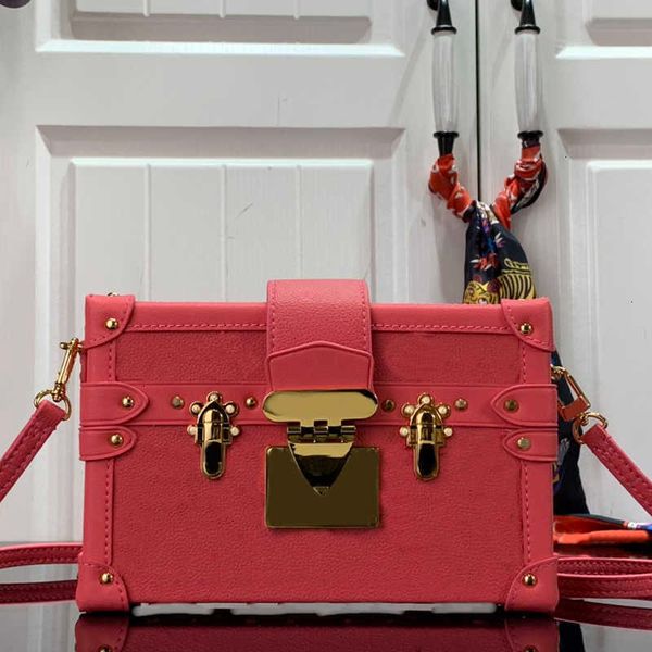 wallets trunk bags women m20745 fashion cow leather crossbody pocket handbag hasp hard classic design glow modern pocket chains b3, Red;black
wallets trunk bags women m20745 fashion cow leather crossbody pocket handbag hasp hard classic design glow modern pocket chains b3, Red;black
