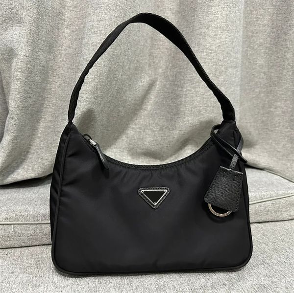 luxurys handbag simple triangle designer mens bag trendy shopping street re nylon hobo shoulder bags with keychain pendant white blue red gr
luxurys handbag simple triangle designer mens bag trendy shopping street re nylon hobo shoulder bags with keychain pendant white blue red gr