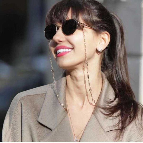 2023 new luxury designer 22-year new warren va2040 style round frame metal versatile ins-style women's chain sunglasses, White;black
2023 new luxury designer 22-year new warren va2040 style round frame metal versatile ins-style women's chain sunglasses, White;black