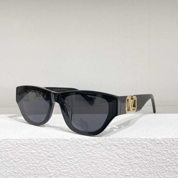 2023 luxury designer sunglasses new warren net red same personalized letter women's versatile fashion sunglasses va1118, White;black
2023 luxury designer sunglasses new warren net red same personalized letter women's versatile fashion sunglasses va1118, White;black