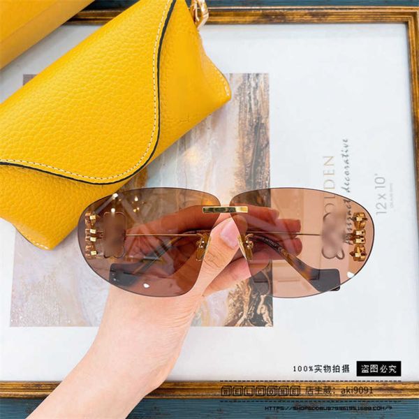 2023 luxury designer sunglasses 23 new luo yijia with frameless metal edge ins and personalized lw40048u sunglasses, White;black
2023 luxury designer sunglasses 23 new luo yijia with frameless metal edge ins and personalized lw40048u sunglasses, White;black