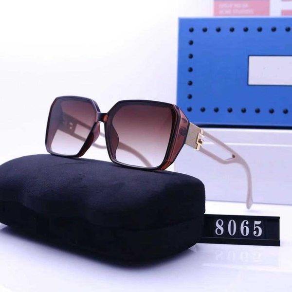 2023 new luxury designer overseas new home net red men's and women's sunglasses travel box glasses 8065, White;black
2023 new luxury designer overseas new home net red men's and women's sunglasses travel box glasses 8065, White;black