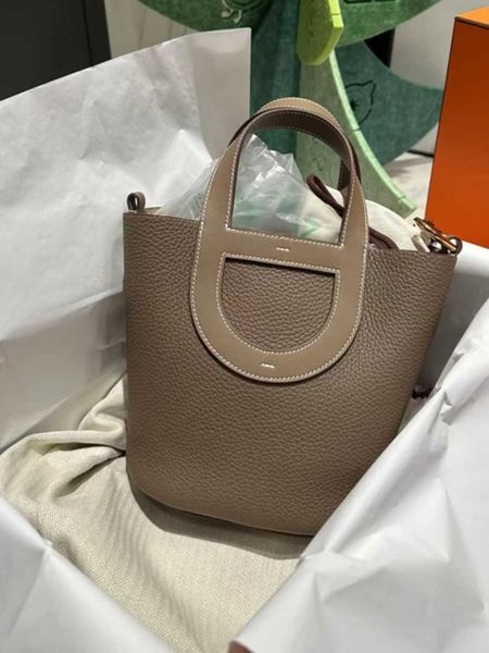 luxury designer picotin lock tote bags h home online store 2023 new network red cowhide pig nose bucket bag leather vegetable basket large c
luxury designer picotin lock tote bags h home online store 2023 new network red cowhide pig nose bucket bag leather vegetable basket large c