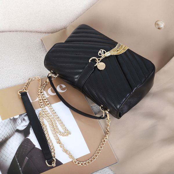 brand fashion designer leather chain bag v-shaped twill sheepskin crossbody luxury women's handbag
brand fashion designer leather chain bag v-shaped twill sheepskin crossbody luxury women's handbag