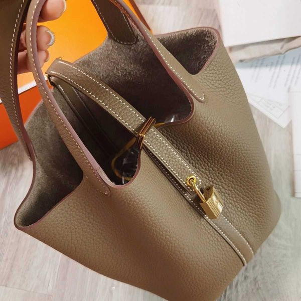 9a brand real leather h ermes vegetable tote bags hand sewn wax thread vegetable basket tc layer cowhide 2 8 thick pure st have real logo
9a brand real leather h ermes vegetable tote bags hand sewn wax thread vegetable basket tc layer cowhide 2 8 thick pure st have real logo