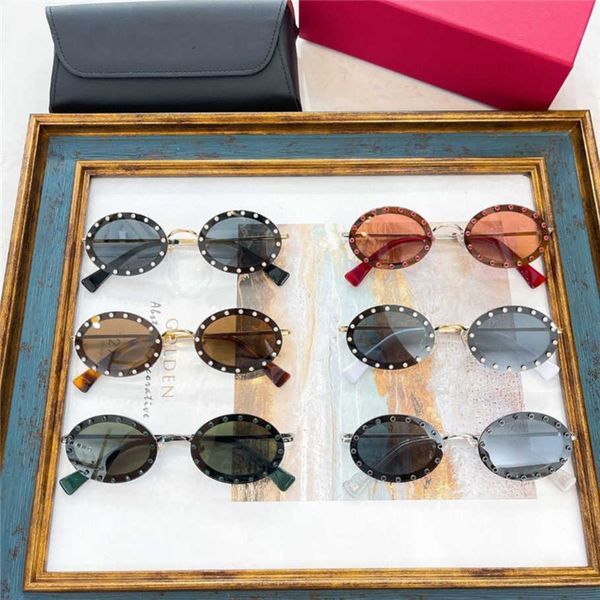 2023 new luxury designer va family's new fanxiao round frame rivet the same fashion sunglasses trend va2027, White;black
2023 new luxury designer va family's new fanxiao round frame rivet the same fashion sunglasses trend va2027, White;black