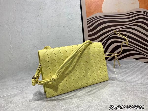 bv's new trio pouch on strap rope belt clutch bag woven bag calfskin to create founder senior designer new niche design one-shoulder me
bv's new trio pouch on strap rope belt clutch bag woven bag calfskin to create founder senior designer new niche design one-shoulder me