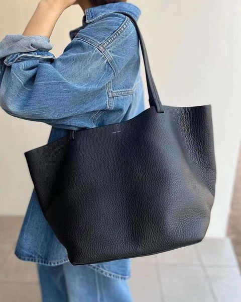 new medium tote bag designer bag famous the row simple commuting layer cowhide fashionable park m large capacity shoulder bag
new medium tote bag designer bag famous the row simple commuting layer cowhide fashionable park m large capacity shoulder bag